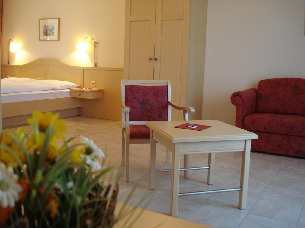 Hotel Pension Rudi - Weingut Kellner à Pulkau Extérieur photo